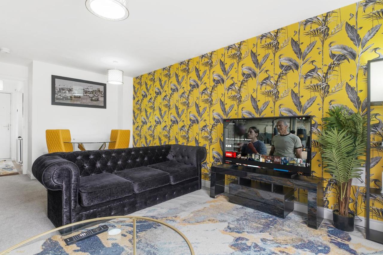 Luxury 2 Bed House City Centre ✘ Bbq & Garden ☆ Family Friendly→ Swingball & Outdoor Furniture - Free Parking → With 50 Inch Smart Tv, Free Netflix & Wifi ✘ Comfy Seating Area - By Maevela Birmingham Eksteriør bilde