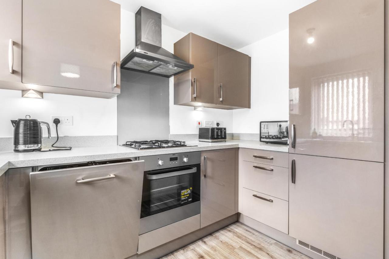 Luxury 2 Bed House City Centre ✘ Bbq & Garden ☆ Family Friendly→ Swingball & Outdoor Furniture - Free Parking → With 50 Inch Smart Tv, Free Netflix & Wifi ✘ Comfy Seating Area - By Maevela Birmingham Eksteriør bilde