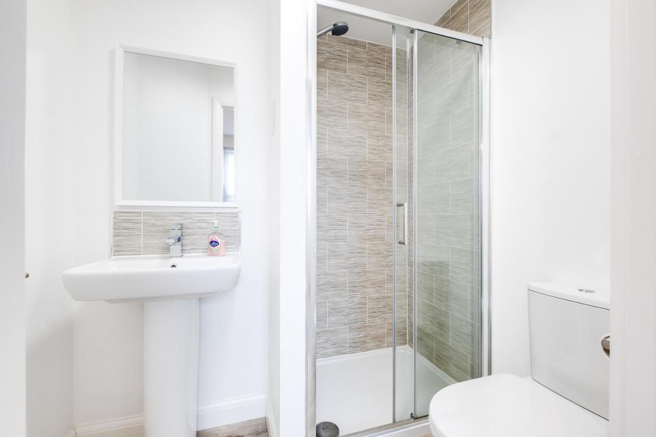 Luxury 2 Bed House City Centre ✘ Bbq & Garden ☆ Family Friendly→ Swingball & Outdoor Furniture - Free Parking → With 50 Inch Smart Tv, Free Netflix & Wifi ✘ Comfy Seating Area - By Maevela Birmingham Eksteriør bilde