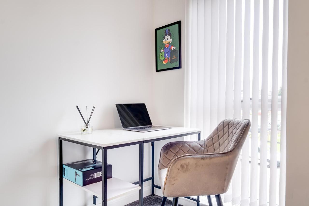 Luxury 2 Bed House City Centre ✘ Bbq & Garden ☆ Family Friendly→ Swingball & Outdoor Furniture - Free Parking → With 50 Inch Smart Tv, Free Netflix & Wifi ✘ Comfy Seating Area - By Maevela Birmingham Eksteriør bilde
