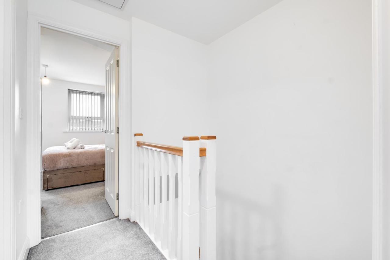 Luxury 2 Bed House City Centre ✘ Bbq & Garden ☆ Family Friendly→ Swingball & Outdoor Furniture - Free Parking → With 50 Inch Smart Tv, Free Netflix & Wifi ✘ Comfy Seating Area - By Maevela Birmingham Eksteriør bilde