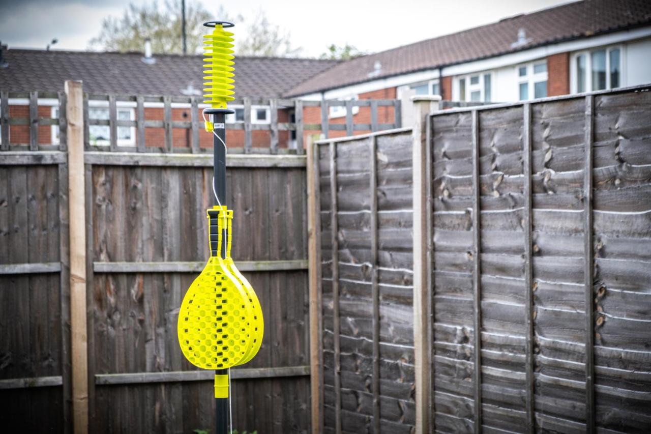 Luxury 2 Bed House City Centre ✘ Bbq & Garden ☆ Family Friendly→ Swingball & Outdoor Furniture - Free Parking → With 50 Inch Smart Tv, Free Netflix & Wifi ✘ Comfy Seating Area - By Maevela Birmingham Eksteriør bilde