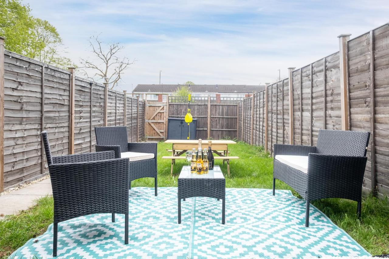 Luxury 2 Bed House City Centre ✘ Bbq & Garden ☆ Family Friendly→ Swingball & Outdoor Furniture - Free Parking → With 50 Inch Smart Tv, Free Netflix & Wifi ✘ Comfy Seating Area - By Maevela Birmingham Eksteriør bilde
